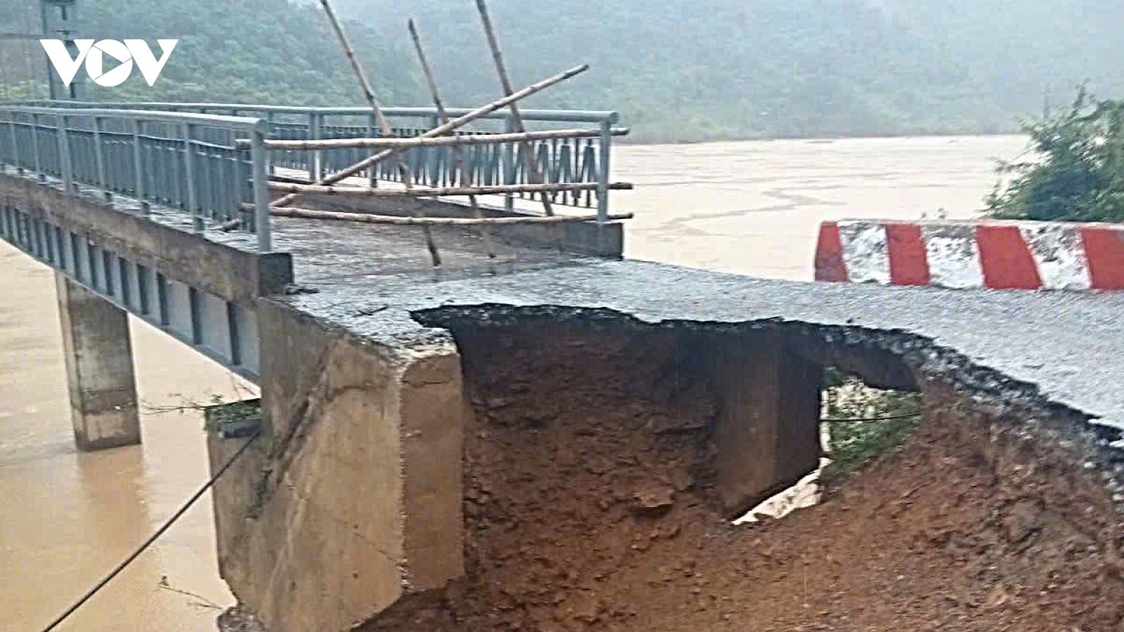 Cầu treo xã miền núi Nghệ An sạt lở nghiêm trọng, gần 400 hộ dân bất an